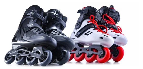 Δύο Ζεύγη Inline Skates Απομονωμένα Λευκό Φόντο — Φωτογραφία Αρχείου