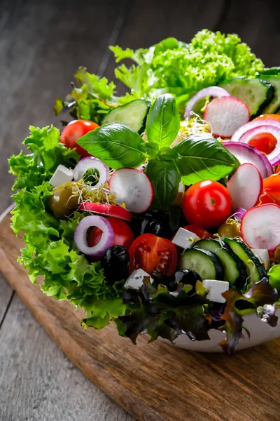 配上蔬菜色拉碗 均衡饮食 — 图库照片