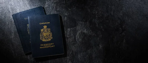 Samenstelling Met Twee Canadese Paspoorten Persoonlijke Identificatie — Stockfoto
