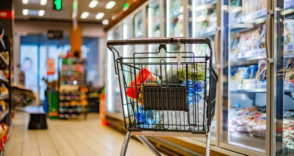 Süpermarkette Market Ürünleriyle Dolu Bir Alışveriş Arabası — Stok fotoğraf