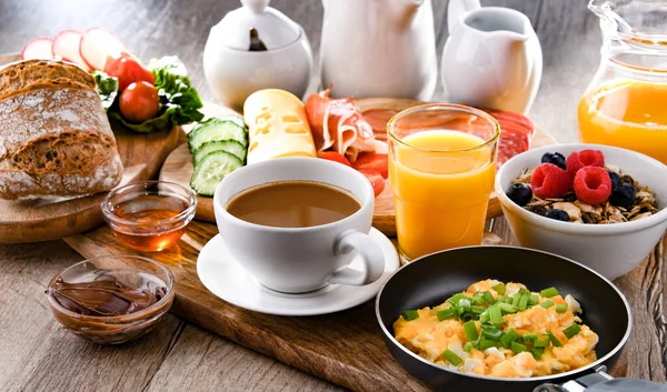 Śniadanie Serwowane Kawą Sokiem Pomarańczowym Jajecznicą Płatkami Zbożowymi Szynką Serem — Zdjęcie stockowe