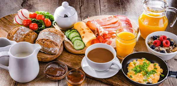 Desayuno Servido Con Café Zumo Naranja Huevos Revueltos Cereales Jamón — Foto de Stock