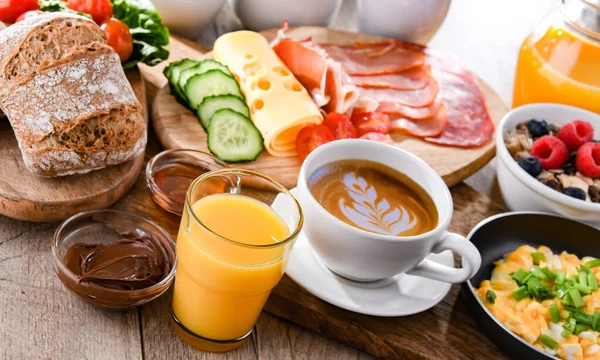 Frühstück Mit Kaffee Orangensaft Rührei Müsli Schinken Und Käse — Stockfoto