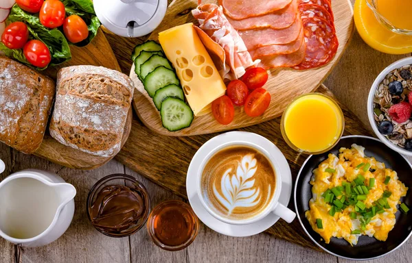 Desayuno Servido Con Café Zumo Naranja Huevos Revueltos Cereales Jamón — Foto de Stock