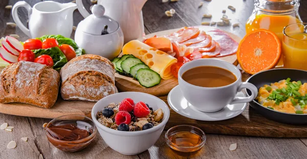 Petit Déjeuner Servi Avec Café Jus Orange Œufs Brouillés Céréales — Photo