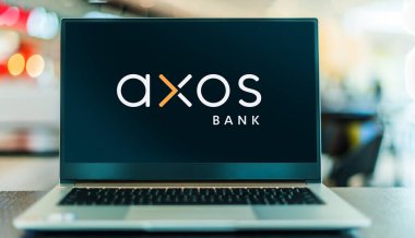 POZNAN, POL - OCT 13, 2021: Axos Bank 'ın logosunu gösteren dizüstü bilgisayar, San Diego, Kaliforniya, ABD merkezli tasarruf ve kredi derneği ve doğrudan banka