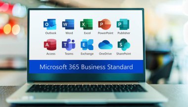 POZNAN, POL - OCT 13, 2021: Microsoft 365 Business Standard 'ın logolarını gösteren dizüstü bilgisayar, bir müşteri yazılımı, sunucu yazılımı ve Microsoft tarafından geliştirilen hizmetler