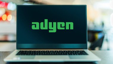 POZNAN, POL - OCT 13, 2021: İşletmelerin e-ticaret, mobil ve satış noktası ödemelerini kabul etmesine izin veren Hollandalı bir ödeme şirketi olan Adyen 'in logosunu gösteren dizüstü bilgisayar
