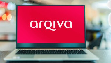 POZNAN, POL - OCT 1, 2021: Arqiva 'nın bir telekomünikasyon şirketi olan ve İngiltere' de altyapı, yayın iletimi ve akıllı metre tesisleri sunan dizüstü bilgisayar logosu
