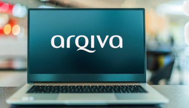 POZNAN, POL - OCT 1, 2021: Arqiva 'nın bir telekomünikasyon şirketi olan ve İngiltere' de altyapı, yayın iletimi ve akıllı metre tesisleri sunan dizüstü bilgisayar logosu