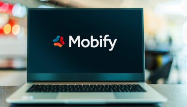 POZNAN, POL - OCT 1, 2021: Merkezi Vancouver, BC, Kanada 'da bulunan bir Satış Gücü şirketi olan Mobify' nin logosunu gösteren dizüstü bilgisayar,