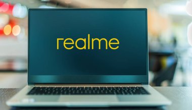 POZNAN, POL - 1, 2021: Shenzhen merkezli Çinli bir akıllı telefon üreticisi olan realme logosunu gösteren dizüstü bilgisayar