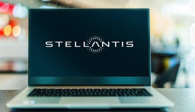 POZNAN, POL - OCT 1, 2021: 2021 yılında kurulan çok uluslu otomotiv üreticisi Stellantis 'in logosunu gösteren dizüstü bilgisayar