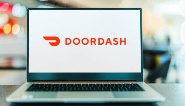 POZNAN, POL - OCT 22, 2021: Bilgisayarda San Francisco, Kaliforniya, ABD merkezli çevrimiçi gıda sipariş ve yemek dağıtım platformu olan DoorDash, Inc. 'in logosu gösteriliyor