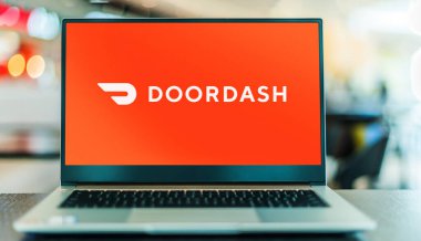 POZNAN, POL - OCT 22, 2021: Bilgisayarda San Francisco, Kaliforniya, ABD merkezli çevrimiçi gıda sipariş ve yemek dağıtım platformu olan DoorDash, Inc. 'in logosu gösteriliyor