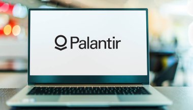 POZNAN, POL - OCT 22, 2021: Palantir Technologies 'in logosunu gösteren dizüstü bilgisayar, büyük veri analizlerinde uzmanlaşmış bir kamu Amerikan yazılım şirketi.
