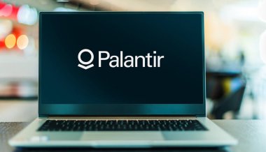 POZNAN, POL - OCT 22, 2021: Palantir Technologies 'in logosunu gösteren dizüstü bilgisayar, büyük veri analizlerinde uzmanlaşmış bir kamu Amerikan yazılım şirketi.