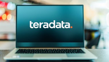 POZNAN, POL - OCT 22, 2021: Veritabanı ve analitik bağlantılı yazılım, ürün ve hizmetler sağlayıcısı Teradata Corporation 'ın logosunu gösteren dizüstü bilgisayar