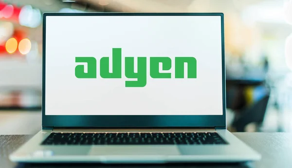Poznan Pol Oct 2021 Комп Ютер Laptop Демонструє Логотип Adyen — стокове фото