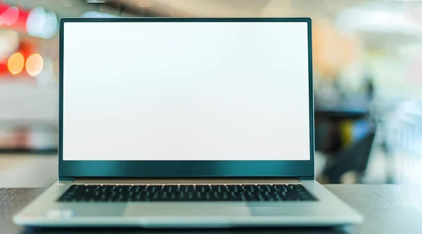 Ein Laptop Mit Leerem Bildschirm Einem Großraumbüro — Stockfoto