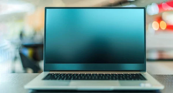 Ein Laptop Mit Leerem Bildschirm Einem Großraumbüro — Stockfoto