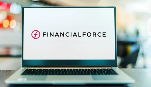 Poznan Pol Dec 2021 Laptop Számítógép Financialforce Logójával Egy Felhőalapú — Stock Fotó