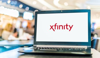 POZNAN, POL - 6 Ocak 2021: Xfinity 'nin logosu, Comcast Cable Communications, LLC' nin tüketici kablolu televizyonu, internet, telefon ve diğer hizmetleri gösteren dizüstü bilgisayar