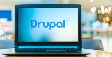 POZNAN, POL - 6 Ocak 2021: Drupal 'ın logosunu gösteren dizüstü bilgisayar, PHP ile yazılmış özgür ve açık kaynaklı bir web içerik yönetim çerçevesi