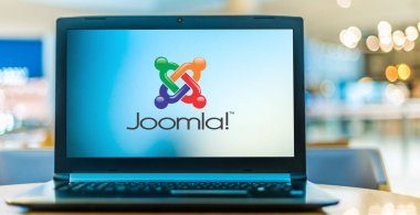 POZNAN, POL - 6 Ocak 2021: Web sitelerinde web içeriği yayınlamak için özgür ve açık kaynak içerik yönetim sistemi (CMS) olan Joomla 'nın logosunu gösteren dizüstü bilgisayar