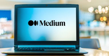 POZNAN, POL - 6 Ocak 2021: Evan Williams tarafından geliştirilen ve Ağustos 2012 'de başlatılan bir Amerikan online yayın platformu olan Medium' un logosunu gösteren dizüstü bilgisayar