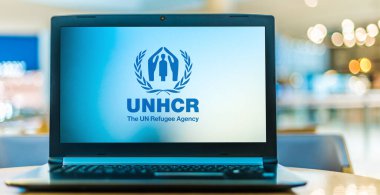 POZNAN, POL - NOV 12, 2020: Birleşmiş Milletler Mülteciler Yüksek Komiserliği (UNHCR) logosunu gösteren dizüstü bilgisayar, merkezi İsviçre 'nin Cenevre kentinde bulunan mültecilere yardım etmek ve korumakla görevli bir BM ajansı.