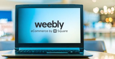 POZNAN, POL - 6 Ocak 2021: Merkezi San Francisco 'da bulunan Weebly adlı web sunucu servisinin logosunu gösteren dizüstü bilgisayar