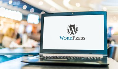 POZNAN, POL - 6 Ocak 2021: WordPress 'in logosunu gösteren dizüstü bilgisayar, PHP ile yazılmış ve MySQL veya MariaDB veritabanı ile eşleştirilmiş özgür ve açık kaynak içerik yönetim sistemi (CMS)