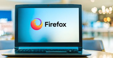 POZNAN, POL - 6 Ocak 2021: Firefox 'un ücretsiz ve açık kaynaklı web tarayıcısı logosunu gösteren dizüstü bilgisayar.