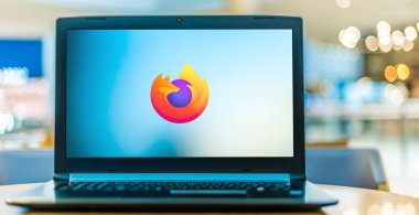 POZNAN, POL - 6 Ocak 2021: Firefox 'un ücretsiz ve açık kaynaklı web tarayıcısı logosunu gösteren dizüstü bilgisayar.
