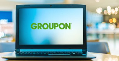 POZNAN, POL - 6 Ocak 2021: Yerel tüccarlara abone olan küresel bir e-ticaret pazarı olan Groupon 'un logosunu gösteren dizüstü bilgisayar