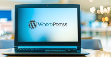 POZNAN, POL - 6 Ocak 2021: WordPress 'in logosunu gösteren dizüstü bilgisayar, PHP ile yazılmış ve MySQL veya MariaDB veritabanı ile eşleştirilmiş özgür ve açık kaynak içerik yönetim sistemi (CMS)