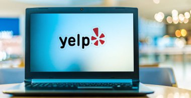 POZNAN, POL - 6 Ocak 2021: Merkezi San Francisco, Kaliforniya 'da bulunan bir Amerikan kamu kuruluşu olan Yelp' in logosunu gösteren dizüstü bilgisayar