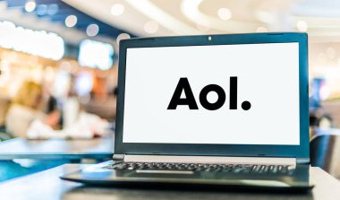 POZNAN, POL - 6 Ocak 2021: AOL 'un logosunu gösteren dizüstü bilgisayar, New York merkezli bir Amerikan web portalı ve çevrimiçi servis sağlayıcısı
