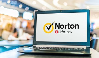 POZNAN, POL - 25 JUL 2020: Symantec Corporation tarafından geliştirilen ve dağıtılan bir anti-virüs veya anti-virüs yazılım ürünü olan Norton Antivirus 'un logosunu gösteren dizüstü bilgisayar