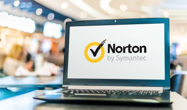 POZNAN, POL - 25 JUL 2020: Symantec Corporation tarafından geliştirilen ve dağıtılan bir anti-virüs veya anti-virüs yazılım ürünü olan Norton Antivirus 'un logosunu gösteren dizüstü bilgisayar