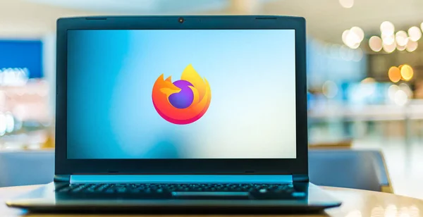 Poznan Pol 2021年1月6日 Firefoxのロゴが表示されるノートパソコン 無料でオープンソースのWebブラウザ — ストック写真