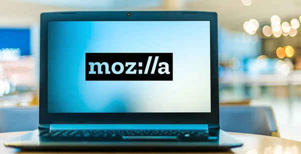 Poznan Pol 2021年1月6日 Netscapeのメンバーによって1998年に設立されたフリーソフトウェアコミュニティMozillaのロゴを表示するラップトップコンピュータ — ストック写真