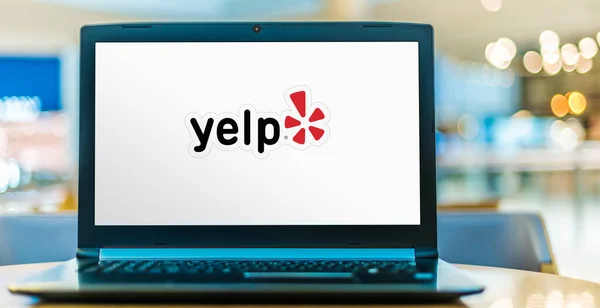 Poznan Pol Ene 2021 Computadora Portátil Que Muestra Logotipo Yelp —  Fotos de Stock