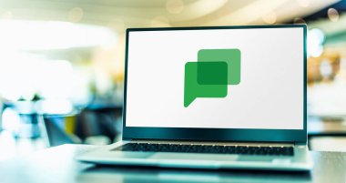 POZNAN, POL - MAR 15, 2021: Google tarafından geliştirilen bir iletişim yazılımı olan Google Sohbet 'in logosunu gösteren dizüstü bilgisayar, doğrudan mesajlar ve ekip sohbet odaları sağlayan takımlar için geliştirildi