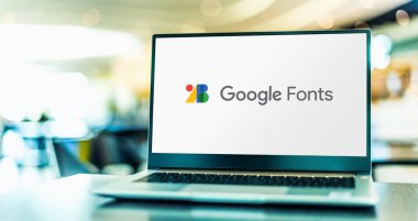POZNAN, POL - MAR 15, 2021: Google Fonts 'un logosunu gösteren dizüstü bilgisayar, binden fazla ücretsiz ve açık kaynak yazı tipi ailesine sahip bir kütüphane