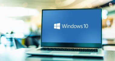 POZNAN, POL - MAR 15, 2021: Microsoft tarafından geliştirilen, pazarlanan ve satılan grafiksel işletim sistemi Windows 10 'un logosunu gösteren dizüstü bilgisayar