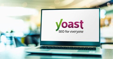 POZNAN, POL - MAR 15, 2021: WordPress için arama motoru optimizasyonu (SEO) eklentisi olan Yoast SEO 'nun logosunu gösteren dizüstü bilgisayar