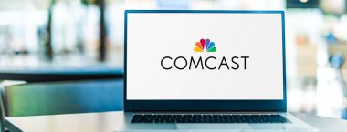 POZNAN, POL - 12 Kasım 2020: Comcast Corporation 'ın logosunu gösteren dizüstü bilgisayar, merkezi Philadelphia, Pennsylvania, ABD' de bulunan bir telekomünikasyon holdingi.