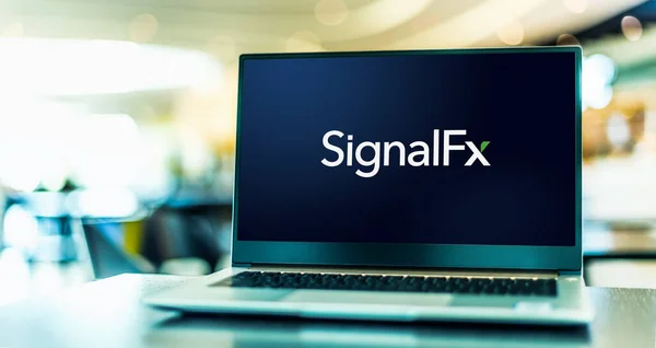 Poznan Pol Mar 2021 Комп Ютер Laptop Демонструє Логотип Signalfx — стокове фото
